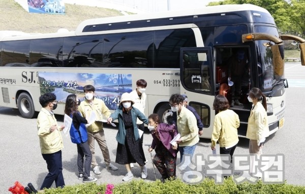 [보건위생과]예방접종센터는 멀지 않아요!(접종 대상자들이 버스에서 내리고 있다)1.JPG