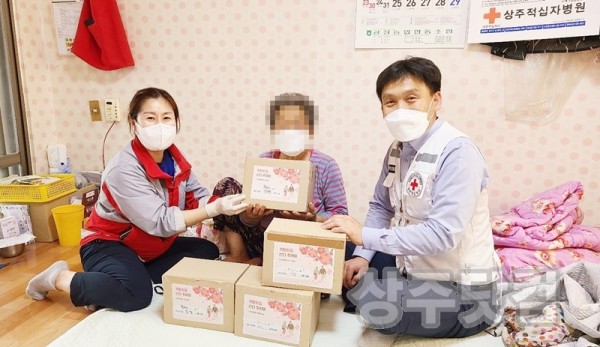 21.05.13 보도자료(희망드림 산다 꾸러미 전달).jpg