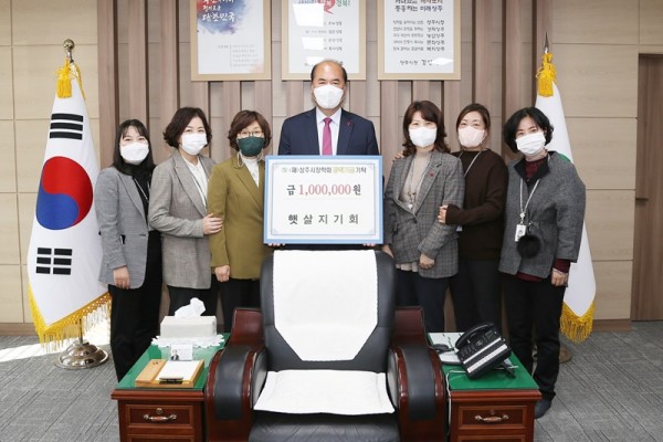 사본 -[가족복지과]햇살지기회, (재)상주시장학회에 장학금 100만원 전달.jpg