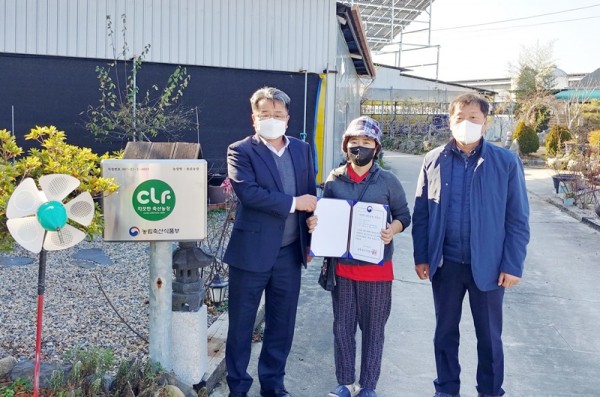사본 -[축산과]상주시, 농림부 지정「깨끗한 축산농장」현판 전달.jpg